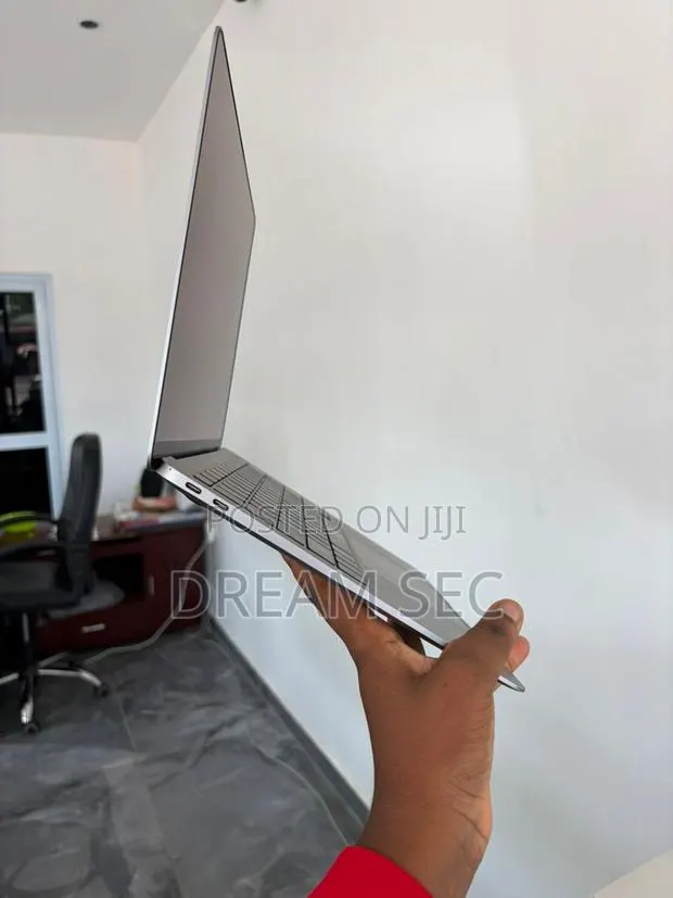 Laptop Apple MacBook Pro 2020 8GB Intel Core i5 SSD 256GB · Photo 1