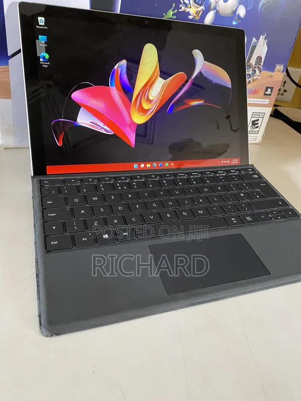 Laptop Microsoft Surface Pro 5 8GB Intel Core i5 SSD 256GB · Photo 1