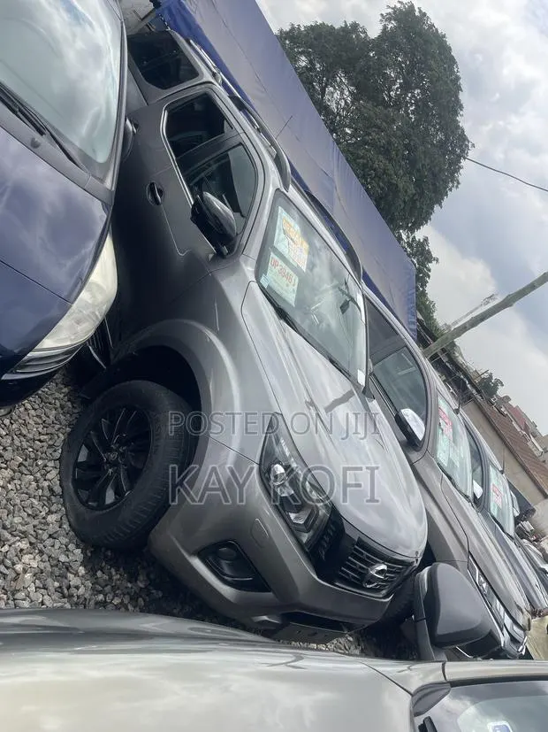 Nissan Navara 2020 Brown · Photo 1
