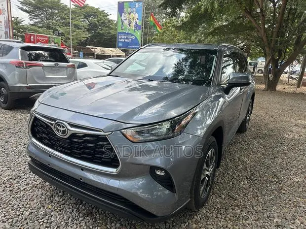 Toyota Highlander XLE 2021 Gray · Photo 1