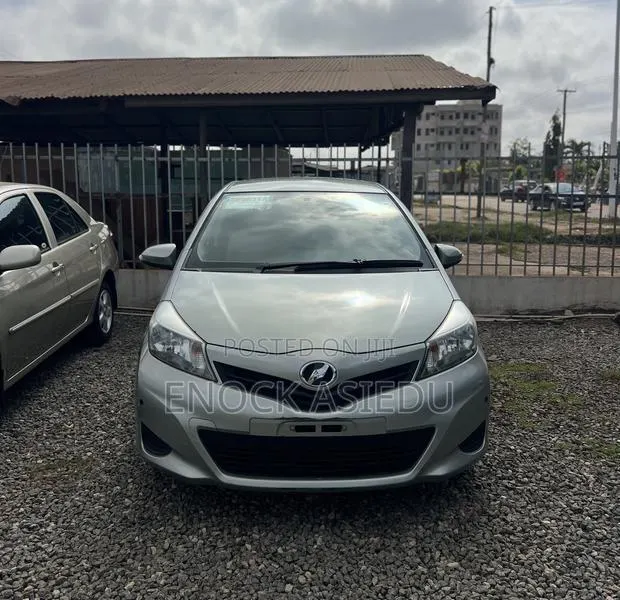 Toyota Vitz 1.3 AWD 3dr 2013 Green · Photo 1