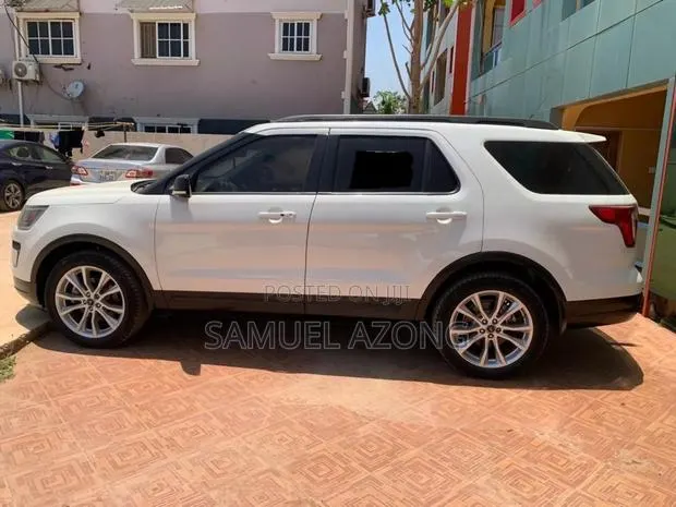 Ford Explorer XLT AWD 2018 White · Photo 1