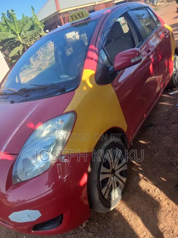 Toyota Vitz 2009 Red · Photo 1