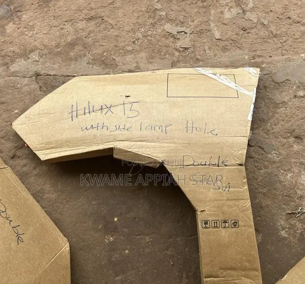 Toyota Hilux Front Fender 2015,2016,2017,2018,2019,2020 · Photo 1