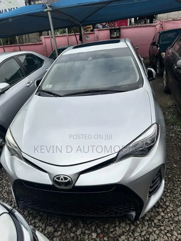 Toyota Corolla SE (1.8L 4cyl 6M) 2018 Silver · Photo 1