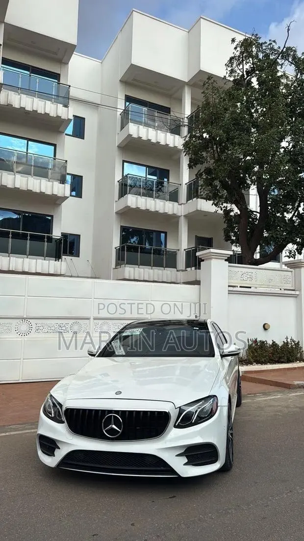 Mercedes-Benz E300 2018 White · Photo 1