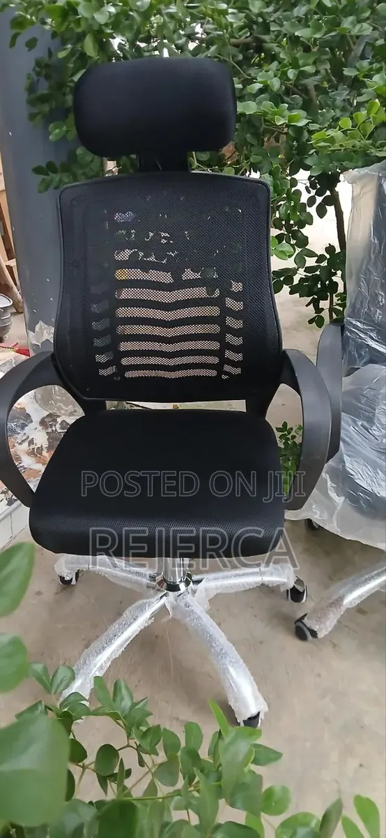 Black Swivel Chair · Photo 1