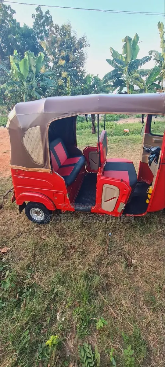 Bajaj RE 2025 Red · Photo 1