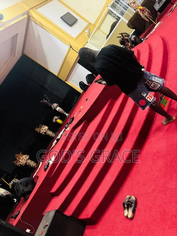 Plain Red Wine Woolen Floor Carpet · Photo 1