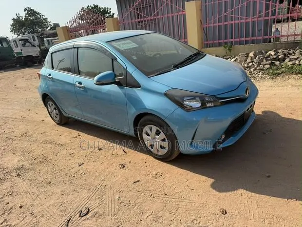 Toyota Vitz 2015 Blue · Photo 1