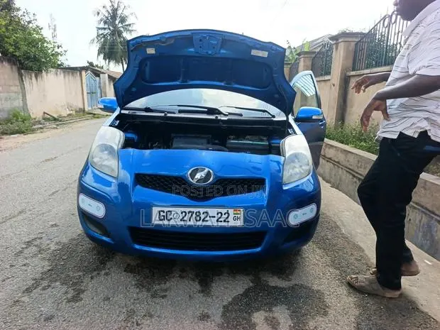 Toyota Vitz 1.5 FWD 3dr 2010 Blue · Photo 1