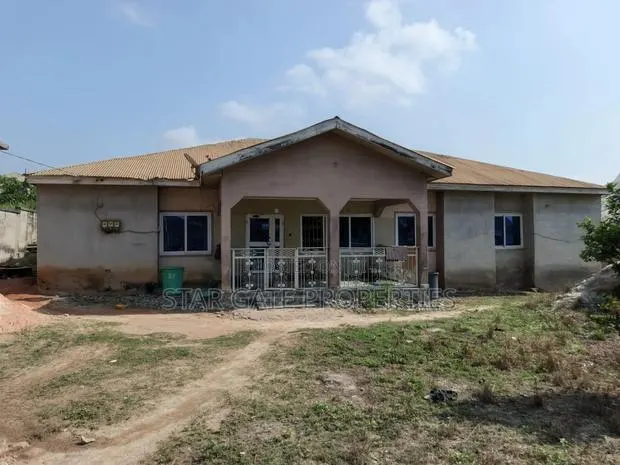 6bdrm House in Kumasi Metropolitan for sale · Photo 1