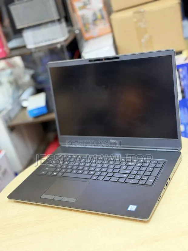 Laptop Dell Precision 7750 16GB Intel Xeon SSD 512GB · Photo 1