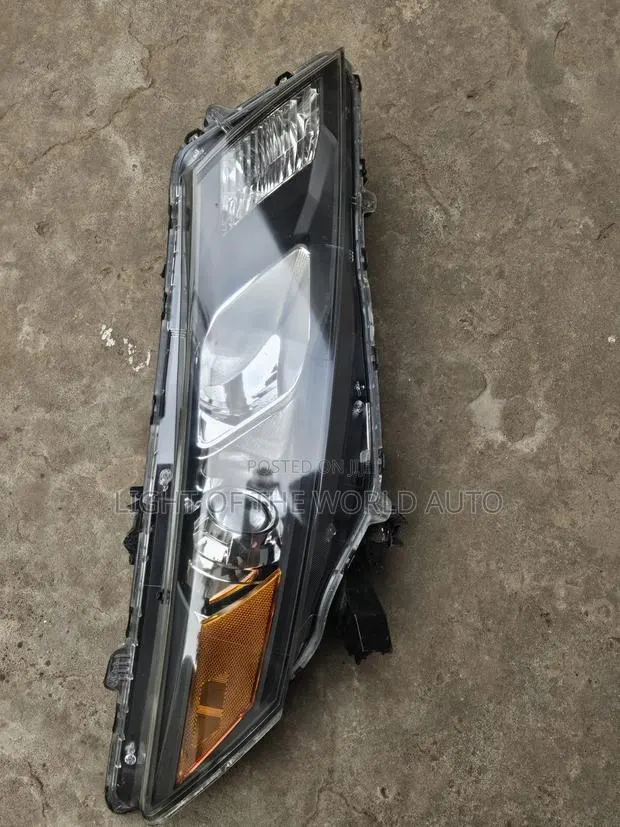 Honda Crosstoure Headlight Right Side · Photo 1