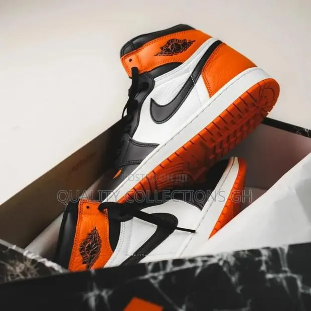 Jordan 1 Black Orange and White · Photo 1