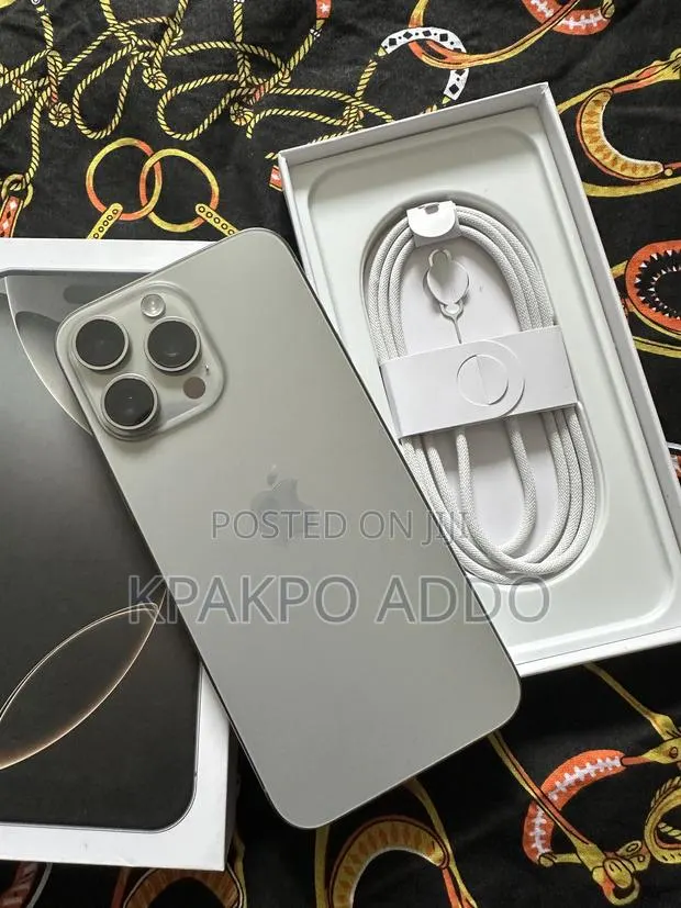 Apple iPhone 16 Pro Max 512 GB Silver · Photo 1