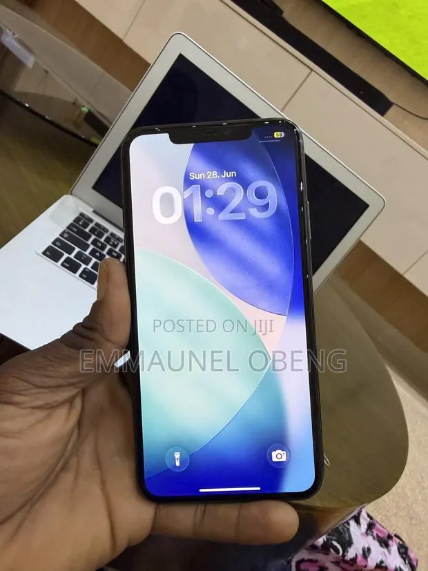 Apple iPhone 11 Pro Max 64 GB Gray · Photo 1