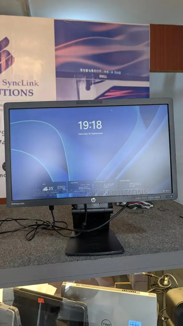 22" HP Monitor With in-Built Webcam · Photo 1