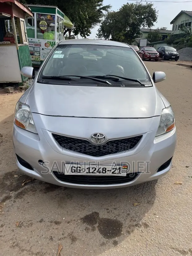 Toyota Belta 2010 Silver · Photo 1