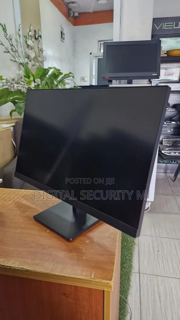 HP P24v G5 24" Full Hd LCD Monitor · Photo 1