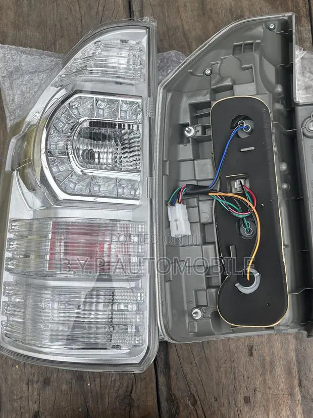Toyota Voxy Taillight 2014 · Photo 2