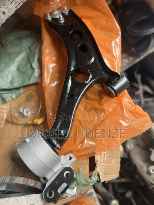 Honda CRV 2018,19,2021,22 Front Lower Arms · Photo 1