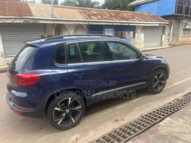 Volkswagen Tiguan 2016 Blue · Photo 1
