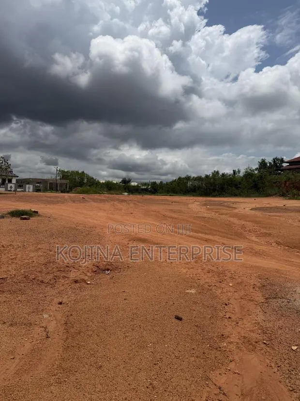 Prime 5-Acre Land for Sale at Abuakwa Akropong · Photo 1