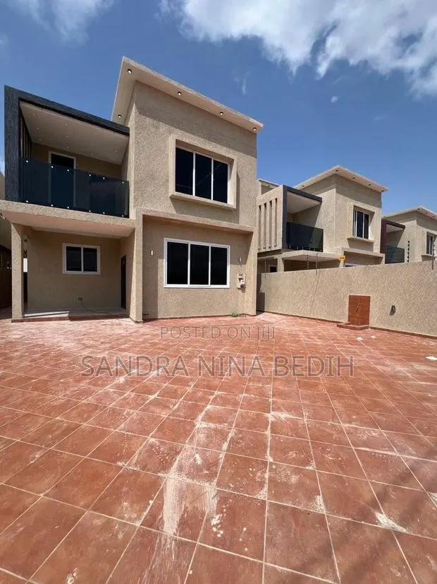 4bdrm House in Lakeside Estate for sale · Photo 1