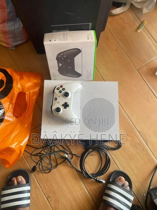 Microsoft Xbox One S 16games on Top Plus One Controller · Photo 1