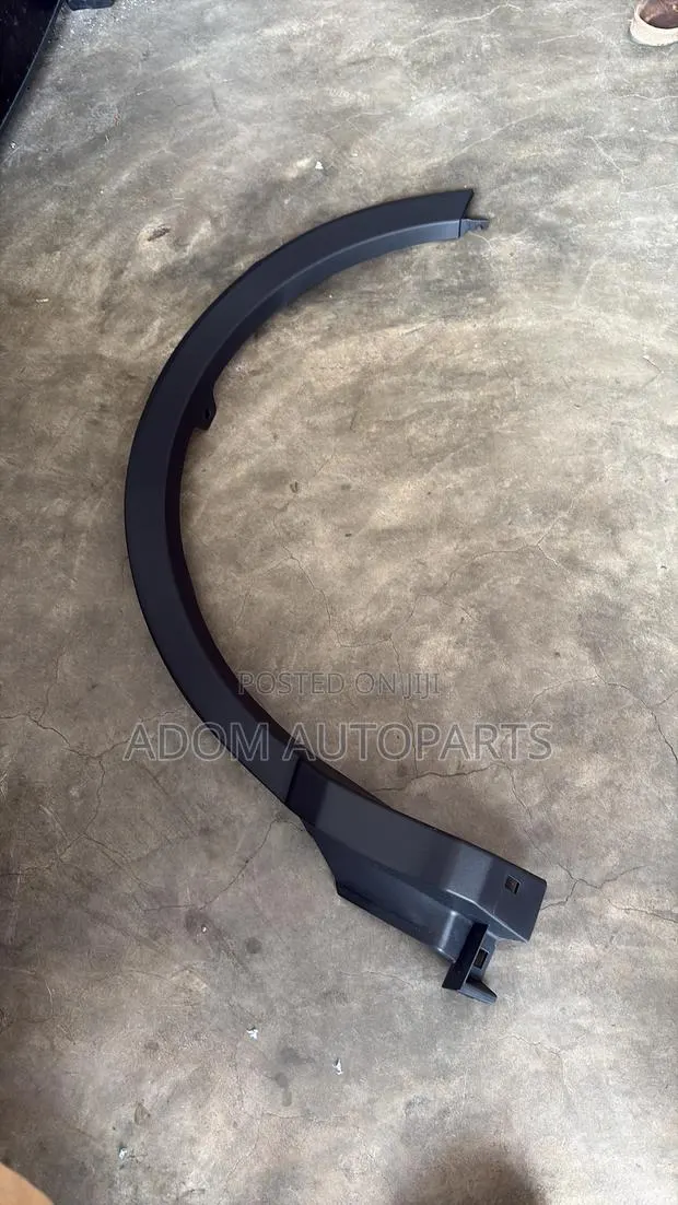 Toyota RAV4 Back Fender Moulding 2014 2015 2016 2017 2018 · Photo 1