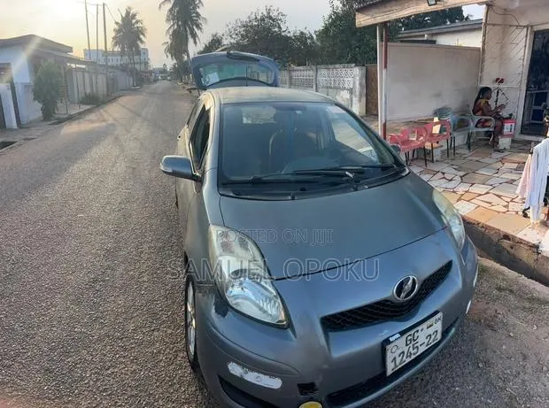 Toyota Vitz 1.3 AWD 3dr 2011 Silver · Photo 1