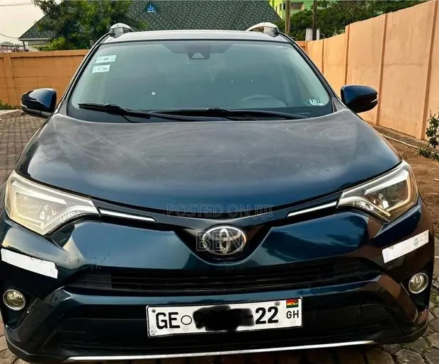 Toyota RAV4 2017 Green · Photo 1
