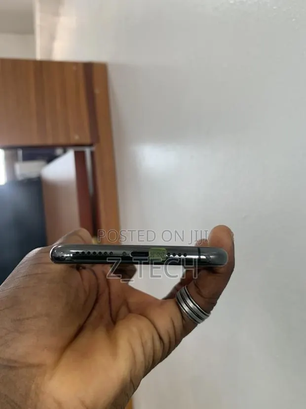 Apple iPhone 11 Pro Max 256 GB Black · Photo 1