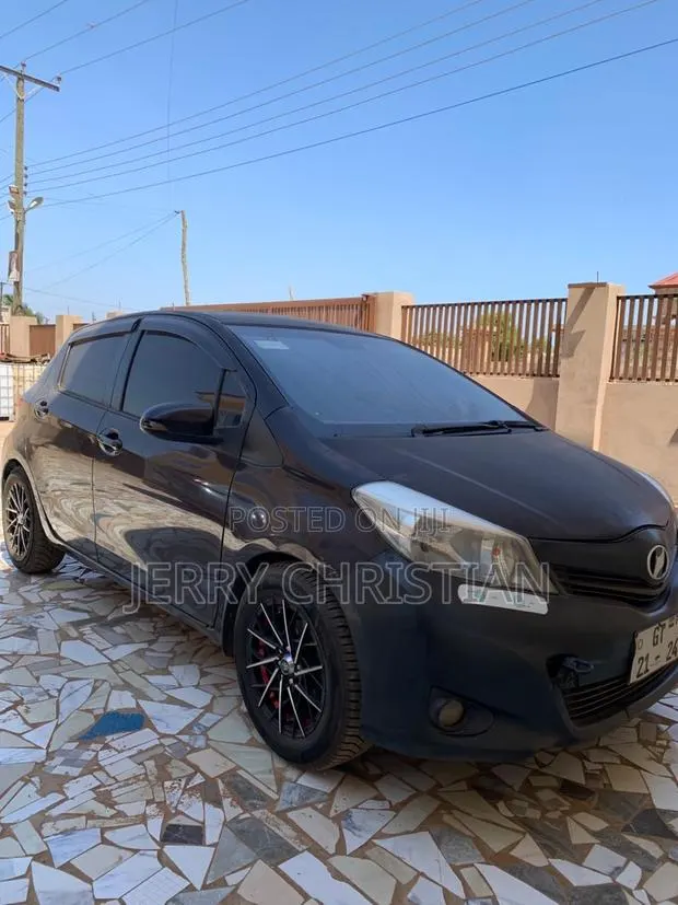 Toyota Vitz 1.3 AWD 5dr 2013 Brown · Photo 1