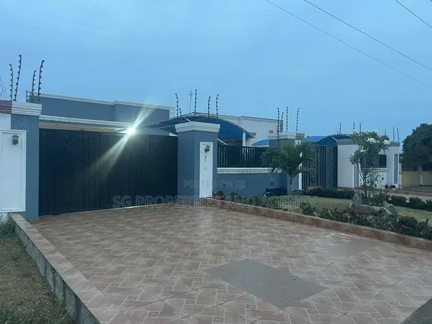 3bdrm House in Batsonaa, Baatsona Total for rent · Photo 1