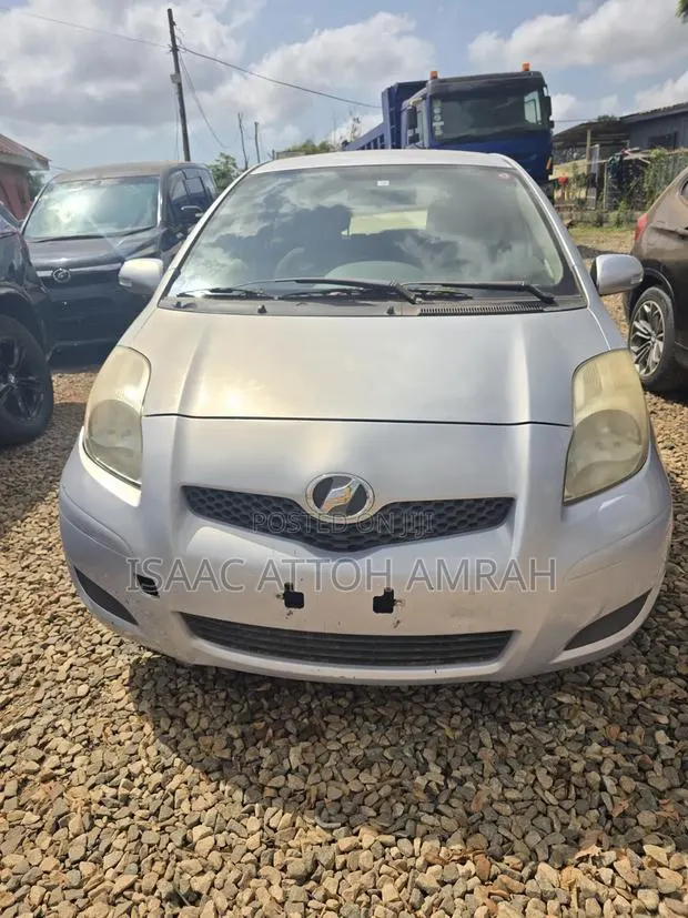 Toyota Vitz 1.3 AWD 5dr 2010 Gray · Photo 1