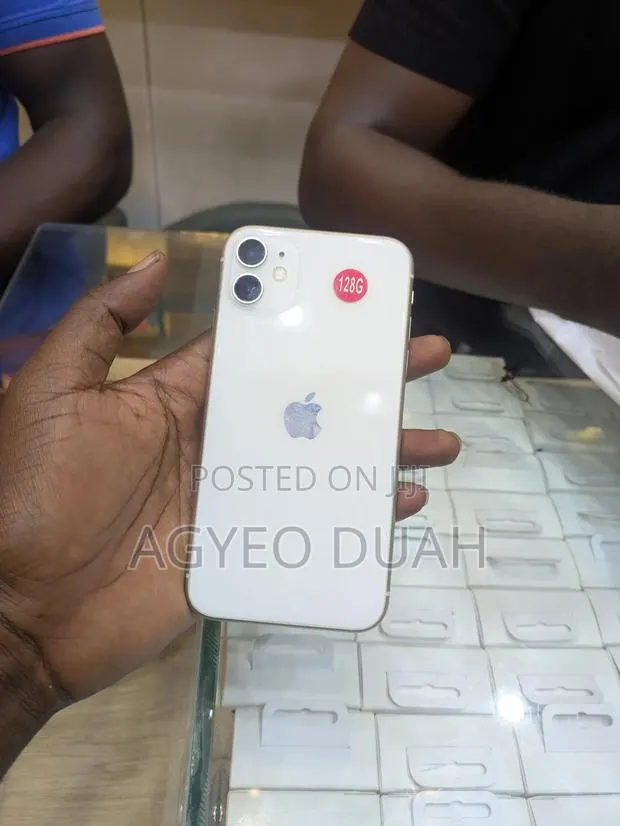 Apple iPhone 11 128 GB White · Photo 1