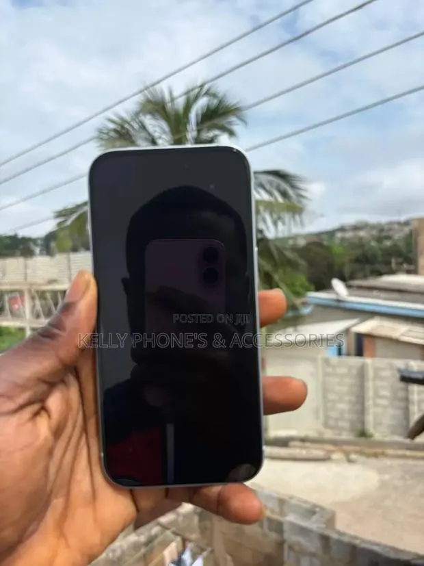 Apple iPhone 15 256 GB White · Photo 1