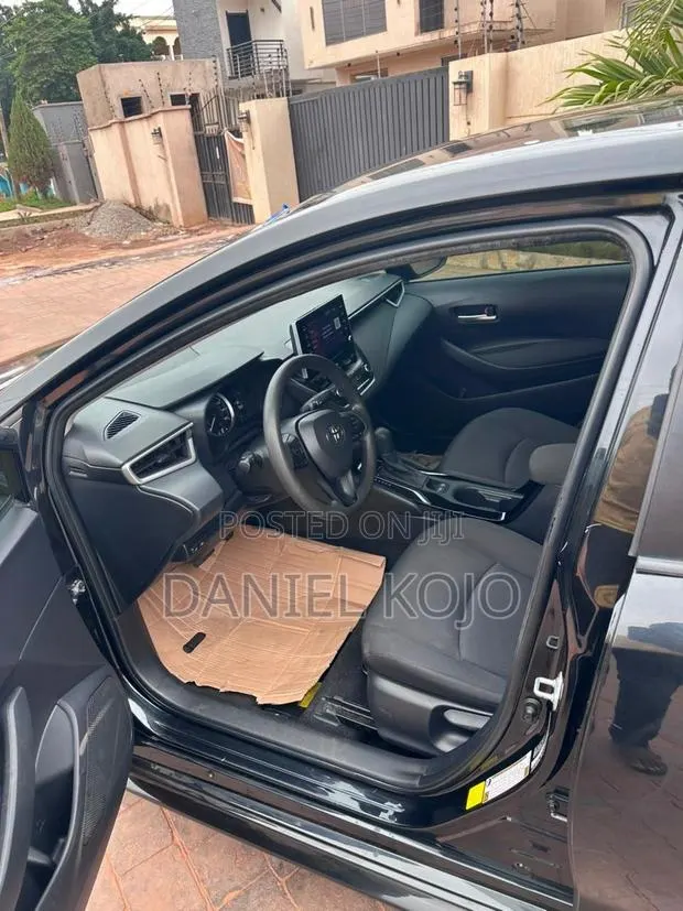 Toyota Corolla LE 2020 Black · Photo 1