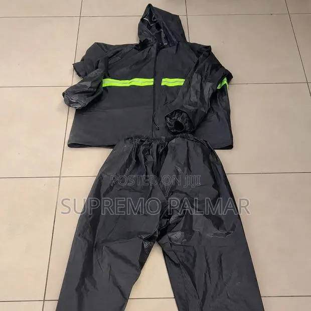 Safety Rain Suit With Reflective Stripes · Photo 1
