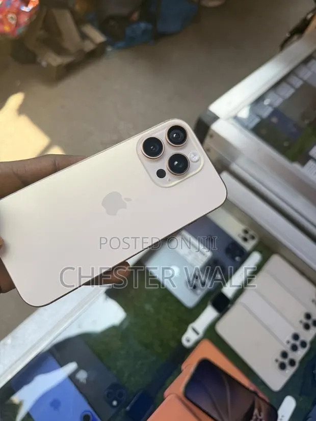 Apple iPhone 16 Pro 1 TB Gold · Photo 1