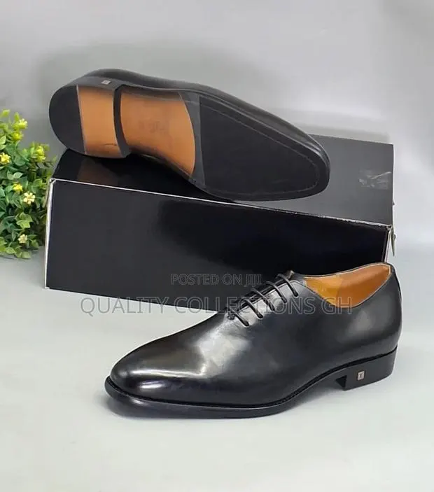 Black Wholecut Shoe · Photo 1