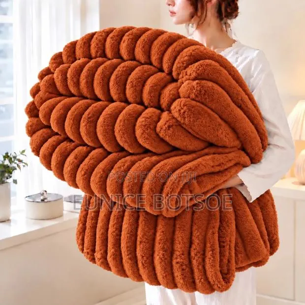 Fluffy Blankets With Two Pillow Cases · Photo 1