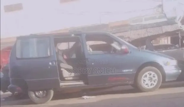Toyota Granvia 1998 Blue · Photo 1