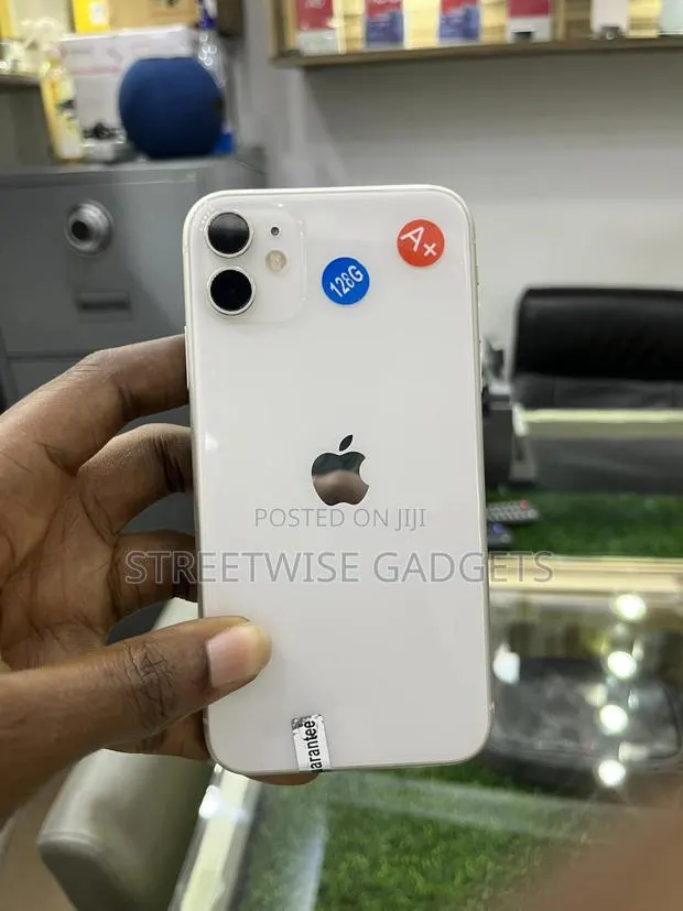 Apple iPhone 11 128 GB White · Photo 1