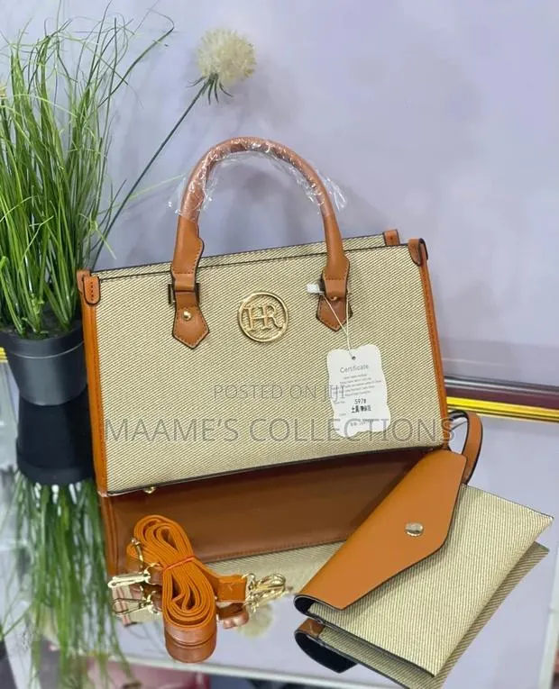 Elegant Women’S Handbag With Purse · Photo 1
