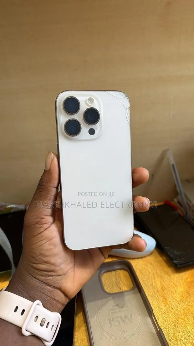 Apple iPhone 16 Pro 128 GB Gold · Photo 1