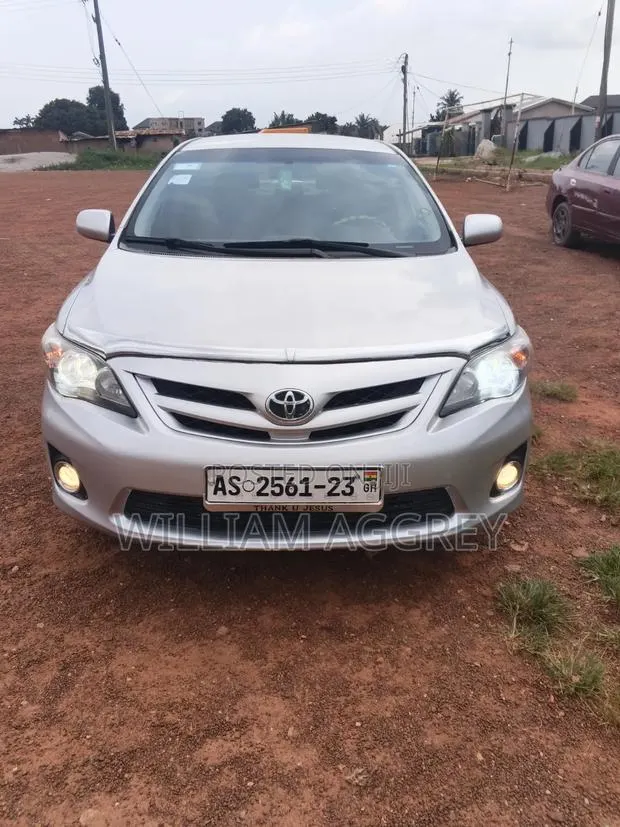Toyota Corolla 2013 Silver · Photo 1
