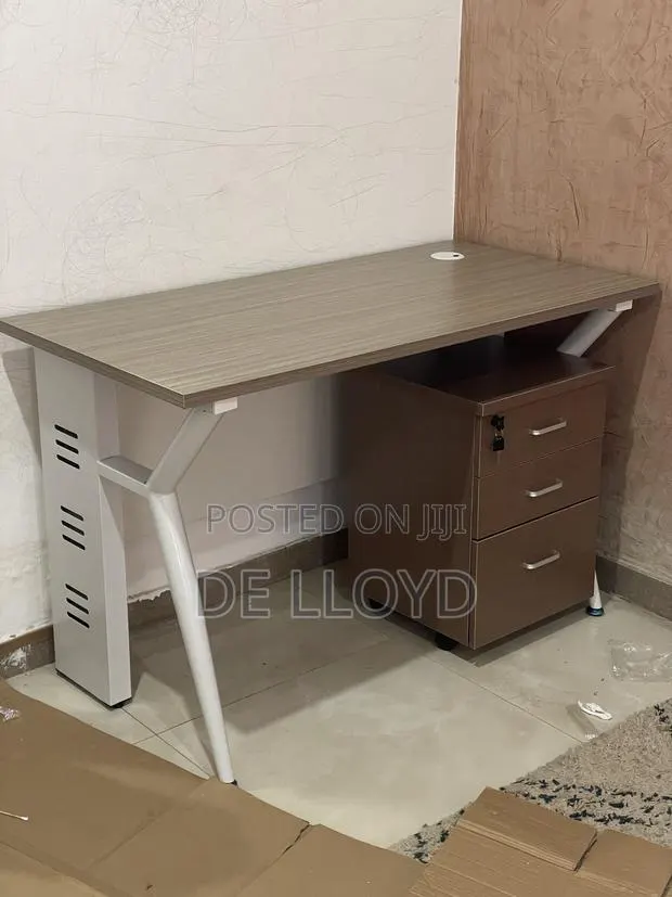 120 Cm by 60 Cm Table With Cabinets · Photo 3